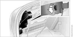 4. Rückfahrscheinwerfer: Lampe abziehen und wechseln. Übrige Lampen: Lampe unter leichtem Druck nach links drehen, herausnehmen und wechseln.