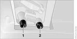 4. Rückfahrscheinwerfer: Lampe herausziehen und wechseln. Brems- und Nebelschlussleuchte: Lampe unter leichtem Druck nach links drehen, herausziehen und wechseln.