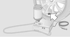 6. Bei ausgeschaltetem Kompressor den Stecker in die Steckdose im Fahrzeuginnenraum einstecken.