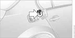 Tankverschluss in die Halterung an der Tankklappe stecken.