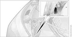 2. Lampe unter leichtem Druck nach links drehen, herausnehmen und