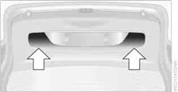 Die Griffmulden an der Innenverkleidung der Heckklappe erleichtern das Herunterziehen.